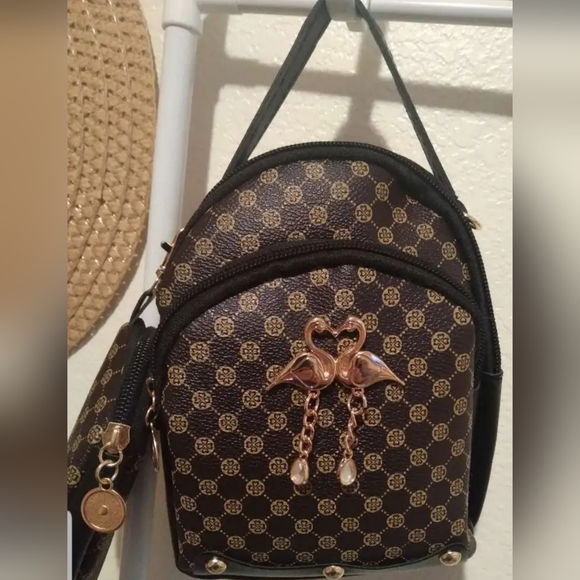 Designer Inspired Kissing Doves Handbag and Purse Set - Picture 10 of 16